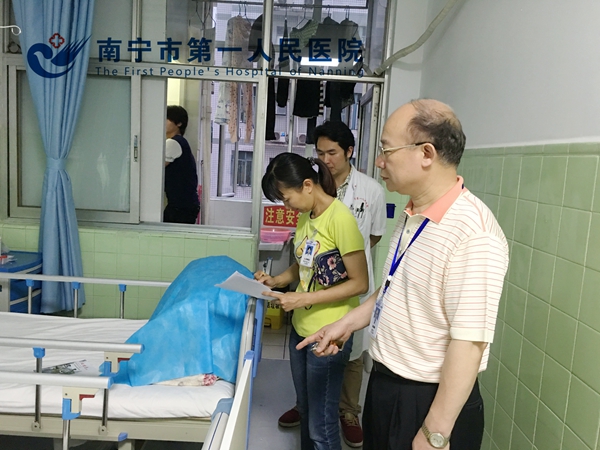 吴曙粤副院长带队进行医保夜查房.jpg
