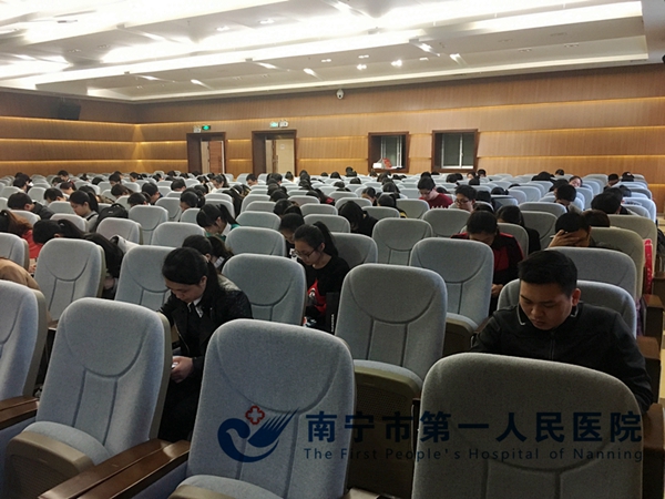 应聘人员在笔试中.jpg