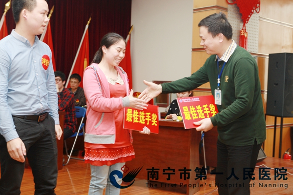 图2.黎君君书记为选手颁奖.JPG