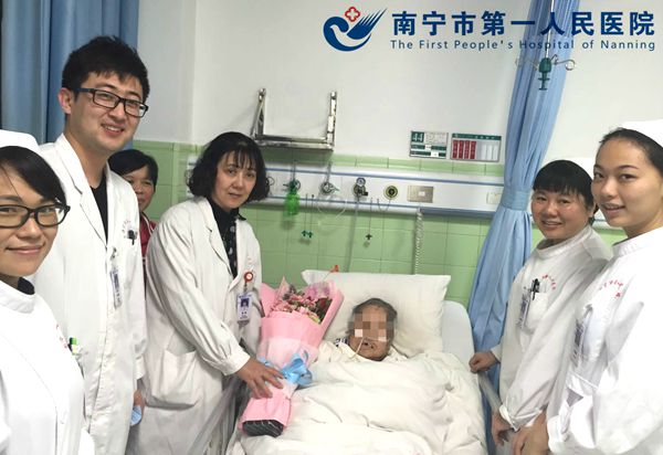 医护人员为英奶奶过90大寿.jpg