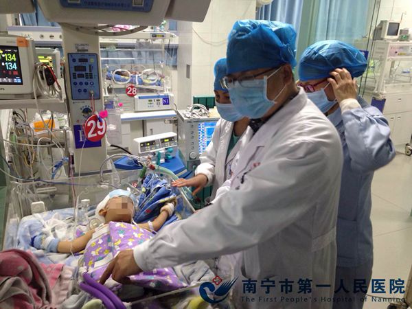 图2.医护人员查看正在亚低温治疗的患儿.jpg