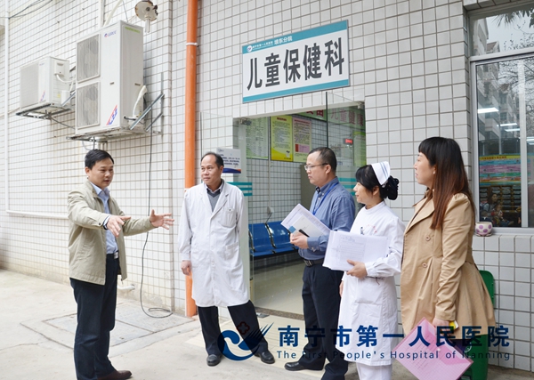 黎书记视察儿童保健科.jpg