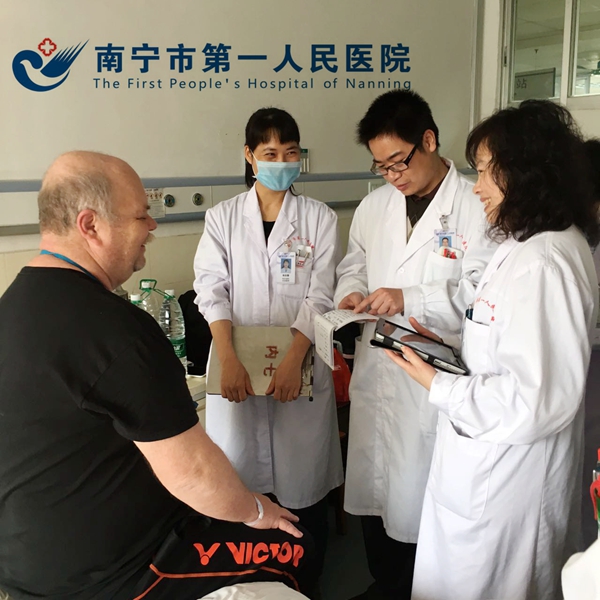 陈主任查房与病人交流.jpg