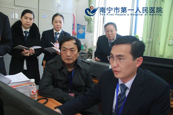 1.叶宁副院长(右二)在评审中.JPG