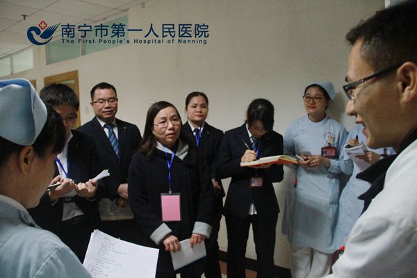 2.医疗组专家在现场评审.JPG