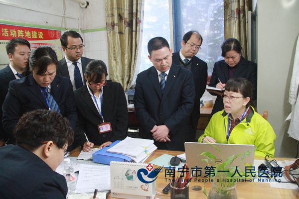 3.医技组专家在检验科评审.JPG