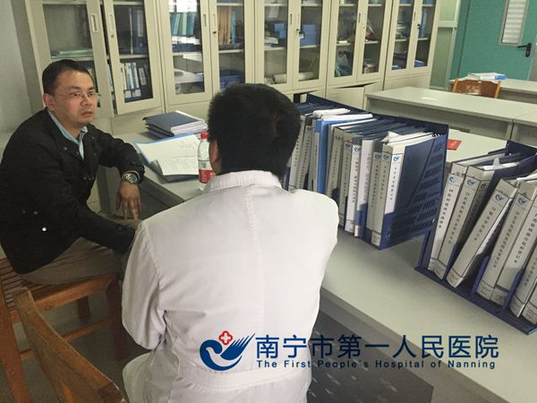 3.来访同仁在科室交流.JPG