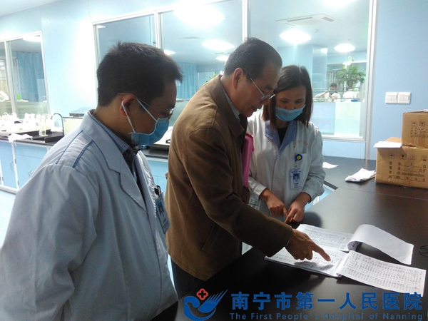 2.图为专家在检验科查阅登记表_副本.jpg