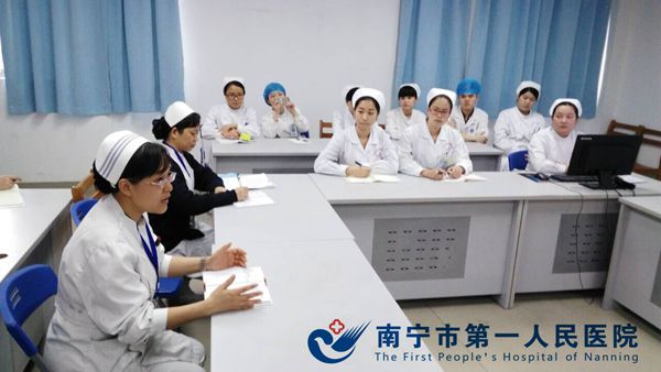 护理部副主任(左一)点评查房情况.jpg