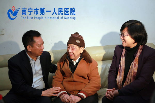容康社部长与宋老亲切交谈.jpg