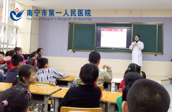 图为刘凤鸣副主任医师向同学们授课.jpg