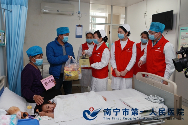 图1.志愿者送去慰问品和慰问金.JPG