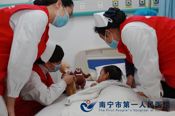 图2.志愿者对患儿进行心理疏导.JPG
