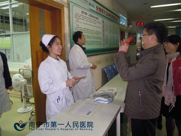 1.图为韦金儒院长给值班医务人员发“利是”.JPG