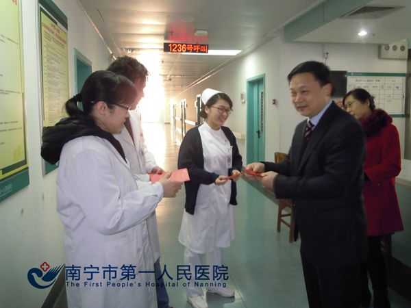 2、图为黎君君书记给值班医务人员发“利是”.JPG