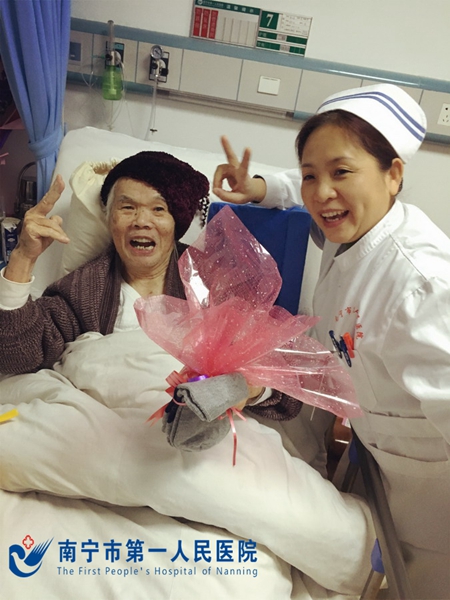 护士长和患者合影_副本.jpg