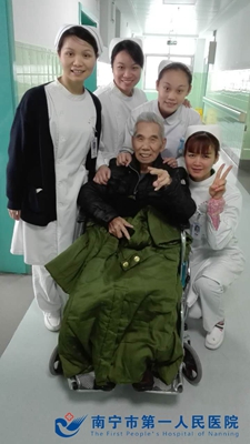 廖老先生与心内二科护士合影.jpg