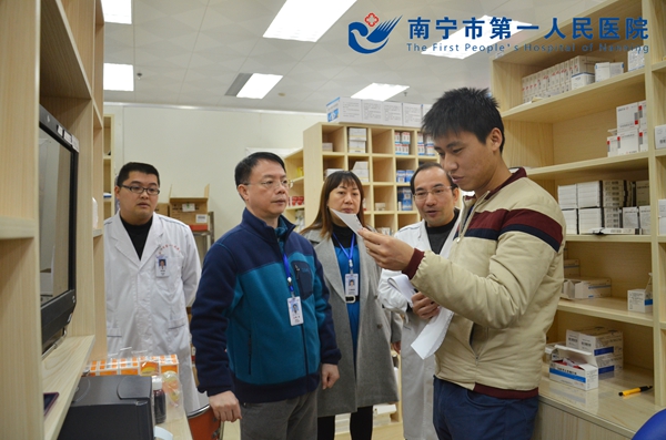 调研药房现场_副本.jpg
