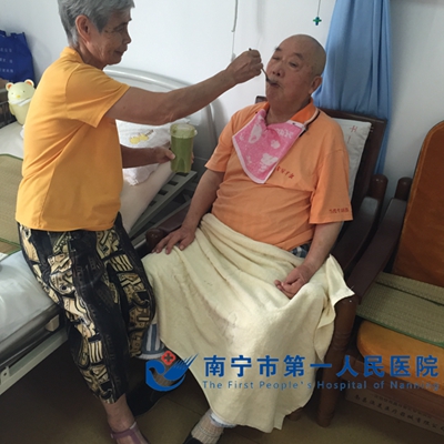卢翠香奶奶在给爷爷喂食_副本.jpg