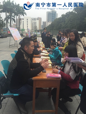 图1.我院整形美容外科与市卫生监督所联合开展打击非法医疗美容科普宣传活动_副本.jpg