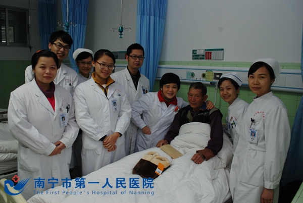 陆叔与医务人员合影_副本.jpg