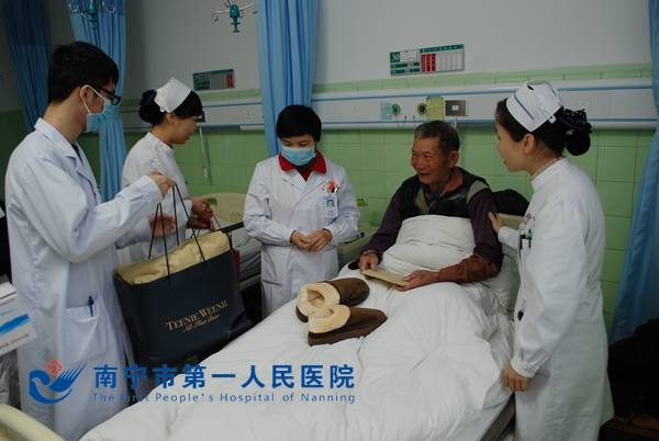 医务人员为陆叔送温暖_副本.jpg