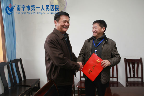 谭部长给韦金儒院长赠送慰问金.jpg