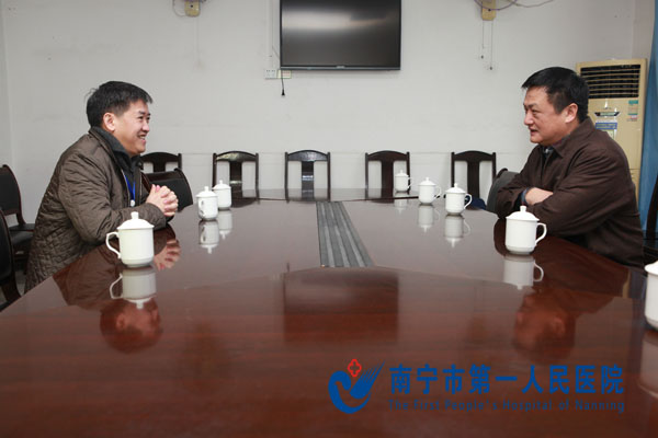 谭部长与韦金儒院长亲切交谈.jpg