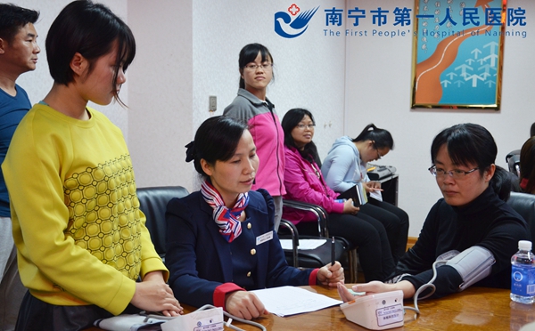 免费为女职工测量血压_副本.jpg