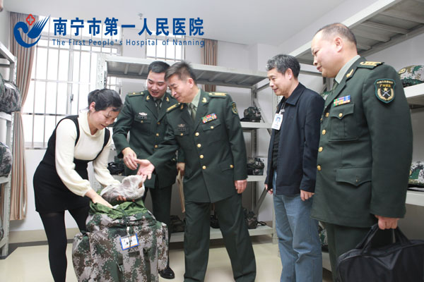 部队首长检查战备物资.jpg
