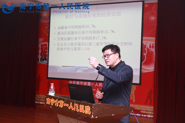 图2.为专家在细致讲解.jpg