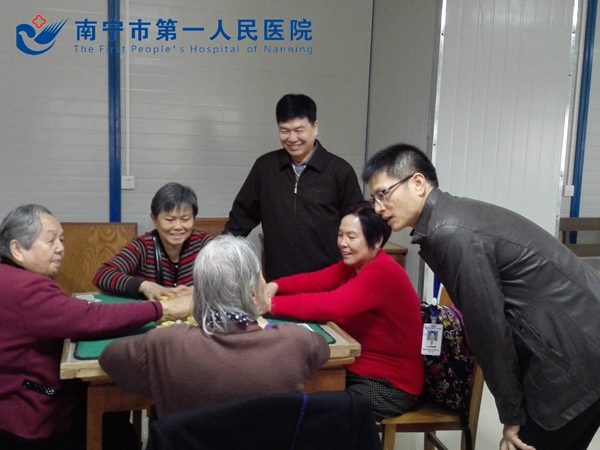 分管领导看望参加比赛离退休女职工_副本.jpg
