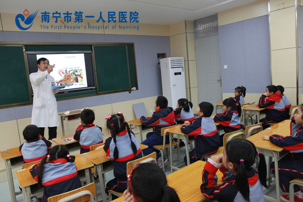1、生动有趣的“健康讲堂”从耳朵模型开始.jpg