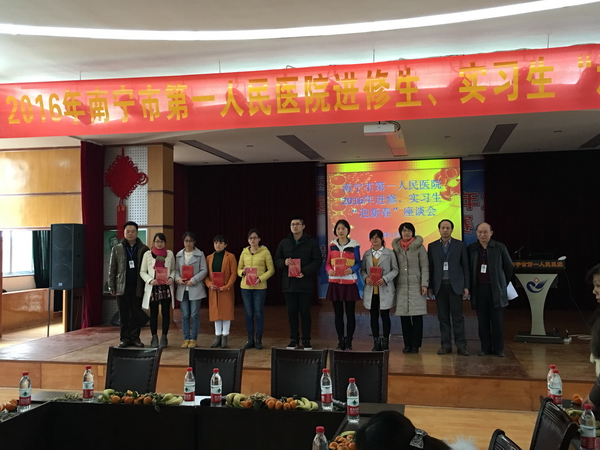 医院领导为优秀实习生颁发荣誉证书1.JPG