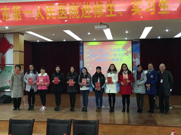 医院领导为优秀实习生颁发荣誉证书2.JPG