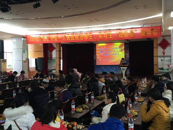 院长助理林健燕宣读表彰2015年度优秀实习生的决定.JPG