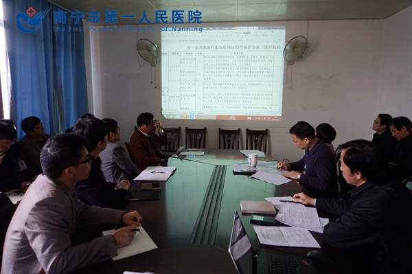 2.图为参会人员解读“行动计划”督查标准_副本.jpg