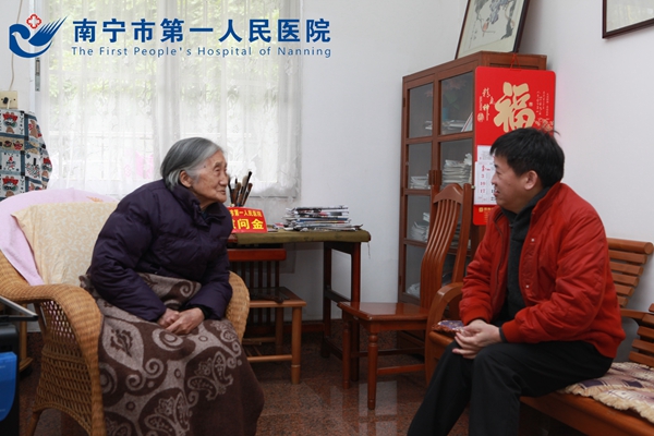 韦金儒院长春节慰问离休老干部_副本.jpg