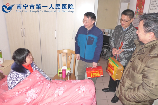 谢焱副院长春节慰问困难老党员_副本_副本.jpg