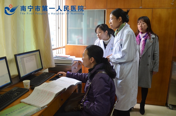 专家现场查阅资料_副本.jpg