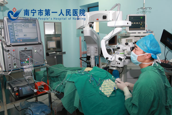 眼科凌宇主任在为患者做微创玻璃体切割术.JPG