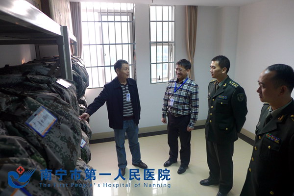 部队首长检查卫勤物资储备.jpg