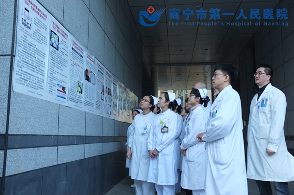 1、图为神经内科二区医务人员在观看展览.JPG