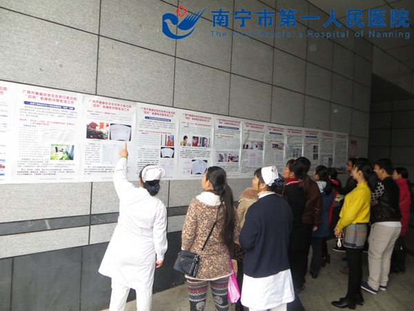 2、图为急诊科医务人员在观看展览.jpg