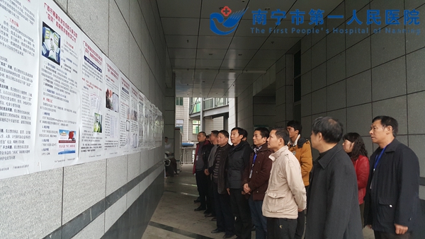 3、图为总务后勤支部党员在观看展览.jpg
