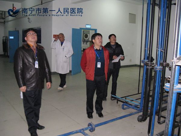 韦院长(中)在高压氧科检查设备运行情况.jpg