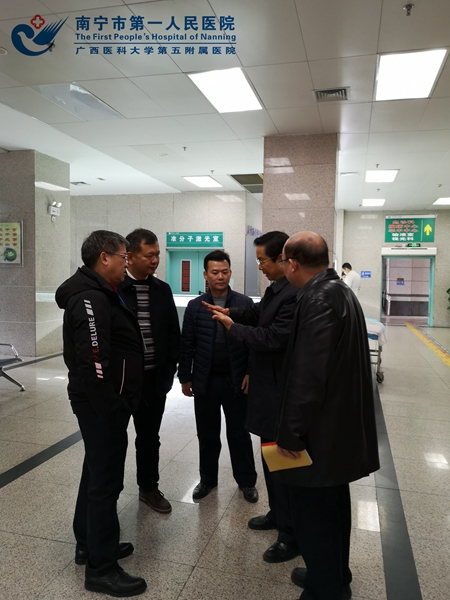 2.自治区医保局巡查组与我院领导在门诊收费处交流.jpg
