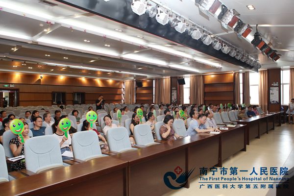 4.南宁市第一人民医院第四期“当面问效回头看”活动现场大众代表当场对问效部门作出的整改措施和承诺进行满意度测评.jpg