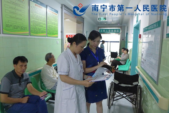 纪检办杨媚主任在B超室检查人员在岗和挂牌服务情况.jpg