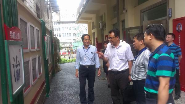 2、图为市一医院院领导陪同曹阳文组长参观廉政文化长廊.jpg